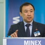 [:en] Nurlan Sauranbayev on the forum tribune [:ru] Нурлан Сауранбаев докладывает на форуме